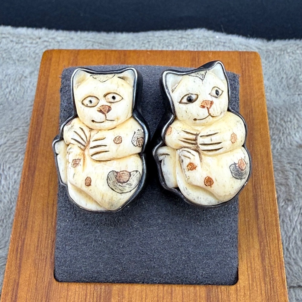 Amy Kahn Russell Sterling Silver Cat Earrings Pierced Carved Hand Made